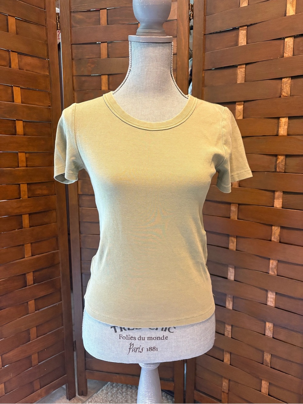 Academy women’s Classic Crewneck Short Sleeve ribbed Top in Olive green size m